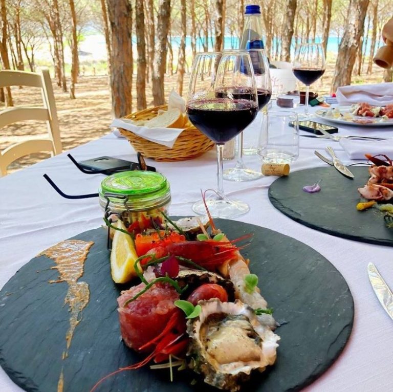 Outdoor dining area at Villa Mariolu, Budoni